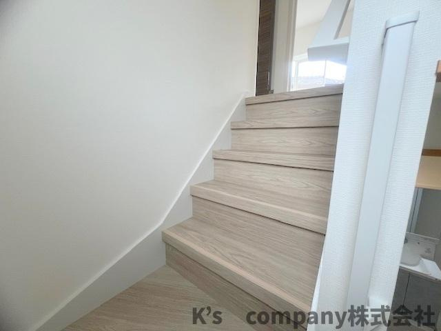 ◎茅ヶ崎市東海岸北5丁目　中古戸建の内装|手すり付きの階段☆