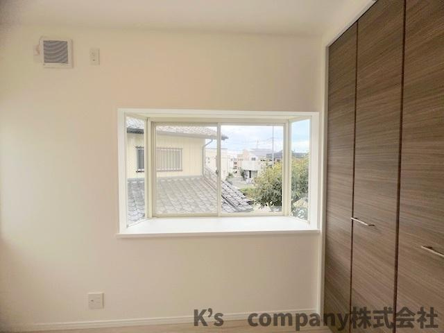 ◎茅ヶ崎市東海岸北5丁目　中古戸建の内装|洋室４帖には出窓があります♪