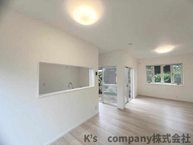 ◎茅ヶ崎市東海岸北5丁目　中古戸建の居間・リビング|明るい日差しの差し込むリビングはゆったりとした広さの15帖◇