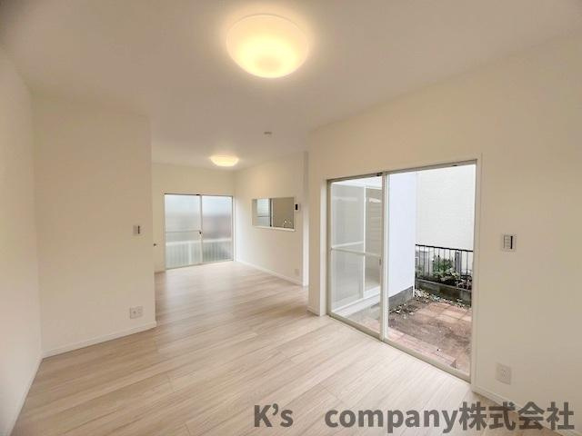 ◎茅ヶ崎市東海岸北5丁目　中古戸建の居間・リビング|リビングの窓からは植栽などが楽しめるお庭が望めます♪