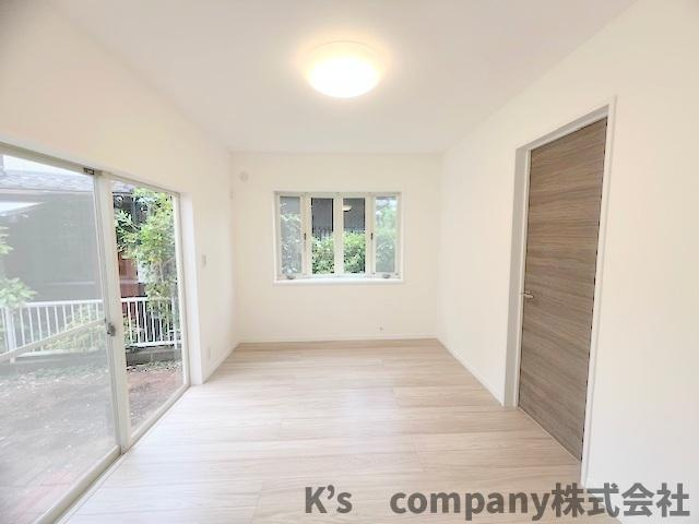 ◎茅ヶ崎市東海岸北5丁目　中古戸建の居間・リビング|出窓からたくさんの明るさを取り込むことができます☆