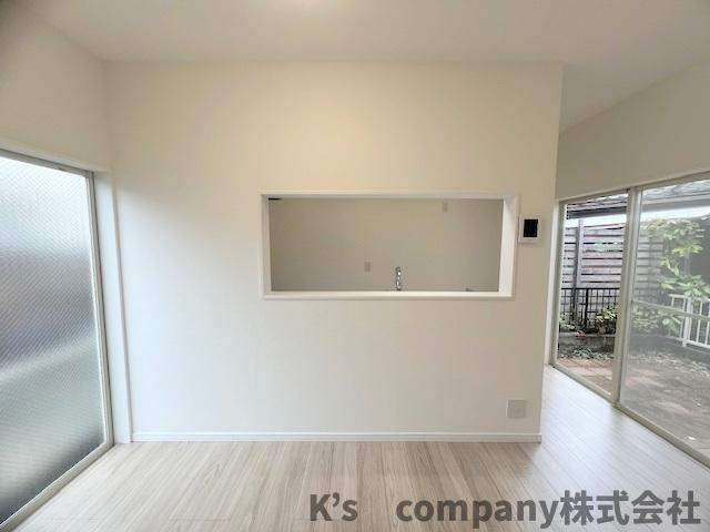 ◎茅ヶ崎市東海岸北5丁目　中古戸建の居間・リビング|リビングにいるご家族を感じながらお料理ができる対面キッチン☆