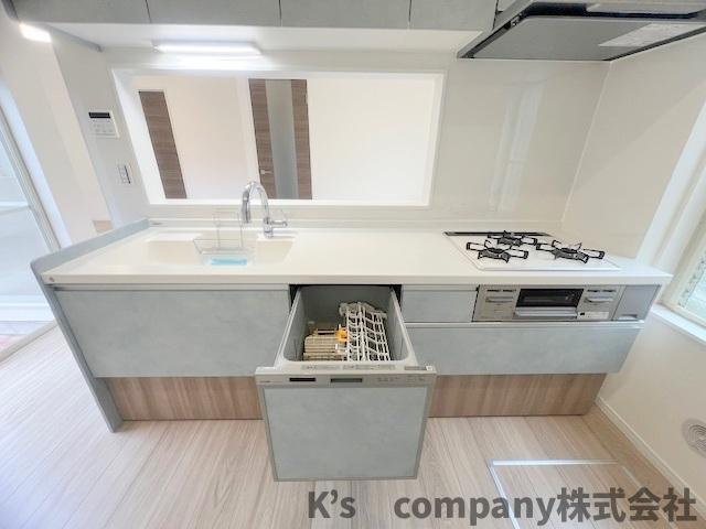 ◎茅ヶ崎市東海岸北5丁目　中古戸建のキッチン|吊戸棚収納が充実しているキッチンスペース◇