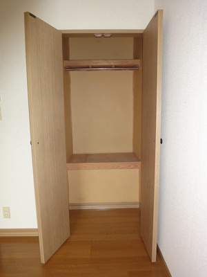 【収納】 | クレールテラスC【SHM】 | 2階・洋室5.3帖のお部屋にあるクローゼットです♪大切なお洋服もしわにならないようにハンガーがけができます☆
