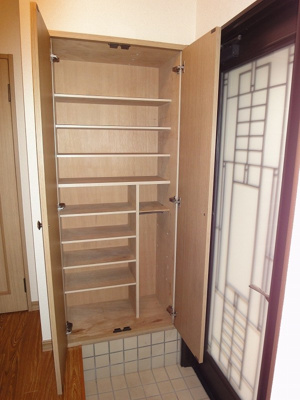 【玄関】 | クレールテラスC【SHM】 | 1階・大型シューズボックスでお気に入りの靴もたっぷり収納できます☆お客様もスムーズにお出迎えできますね♪
