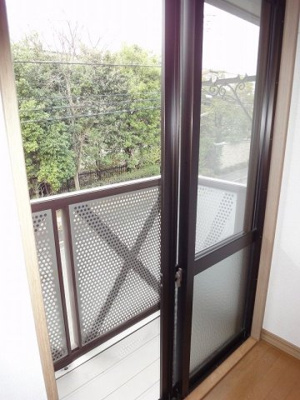 【バルコニー】 | クレールテラスC【SHM】 | 2階・バルコニーは南西向きなので、お洗濯物はお昼からでも乾きそう♪お洗濯物を干したり、気分転換をするにも最適です☆