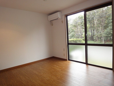 【居間・リビング】 | クレールテラスC【SHM】 | 1階・専用庭に繋がる南西向き角部屋二面採光10.2帖のリビングダイニングキッチンです♪エアコン付きで1年中快適に過ごせますね☆