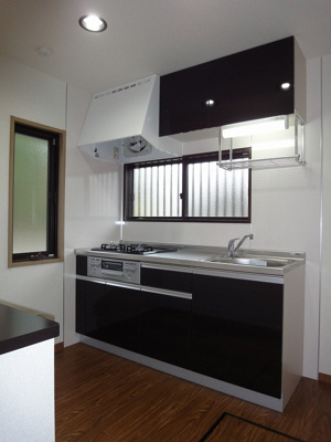 【キッチン】 | クレールテラスC【SHM】 | 1階・3口ガスコンロ/グリル付きシステムキッチンです☆換気のできる窓付きでお料理の匂いもこもりません！調味料の保管に便利な床下収納も完備しています♪