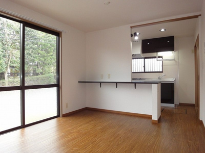 【居間・リビング】 | クレールテラスC【SHM】 | 1階・10.2帖リビングダイニングキッチン、窓側からの眺めです☆椅子とテーブルを囲んで家族団欒の時間を過ごせます♪