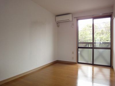 【洋室】 | クレールテラスC【SHM】 | 2階・バルコニーに繋がる南西向き洋室5.3帖のお部屋です！寝室や子供部屋としておすすめです！勉強も捗りそう！