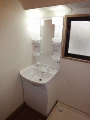 【洗面所】 | クレールテラスC【SHM】 | 1階・シャンプードレッサーで忙しい朝にも寝癖の付いた頭にも優しい☆洗面所には廊下とキッチンから出入りができるので家事同線もGood♪窓があるので換気もバッチリ◎