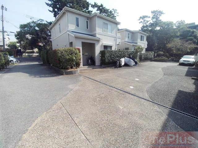 パインガーデン芦屋川PHⅡB棟の駐車場|駐車スペースもあります