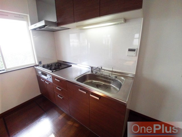 パインガーデン芦屋川PHⅡB棟のキッチン|コンパクトなキッチンで掃除もラクラク