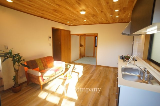 【居間・リビング】 | 東大阪市高井田西1丁目 | 【LDK：約10帖】全室クロス貼替え、床フロアタイル・CF張替え、ダウンライト新設、ハウスクリーニング済みです☆