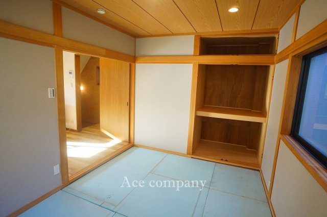 【内装】 | 東大阪市高井田西1丁目 | 【2階：和室6帖】リビングに面した和室。畳表替え、襖・障子貼替え中です☆