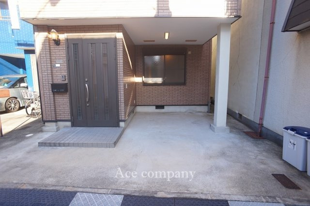 【駐車場】 | 東大阪市高井田西1丁目 | 玄関は親子ドア♪TVモニターホン新調完備・ポスト新調です☆玄関前アプローチに駐輪スペースも楽々確保できます♪
