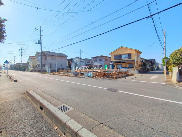 越谷市弥栄町4丁目 新築分譲住宅 全3棟 1号棟の前面道路含む現地写真
