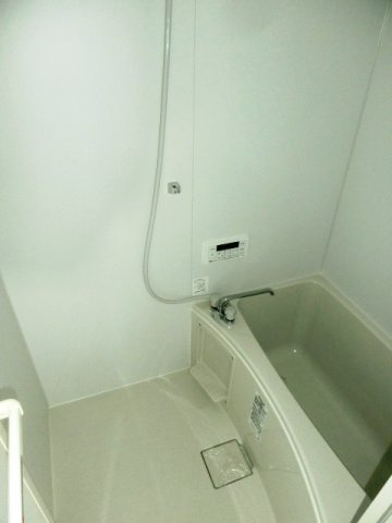 【浴室】 | フォルジュロン　パンセ | 清潔感のあるバスルーム。