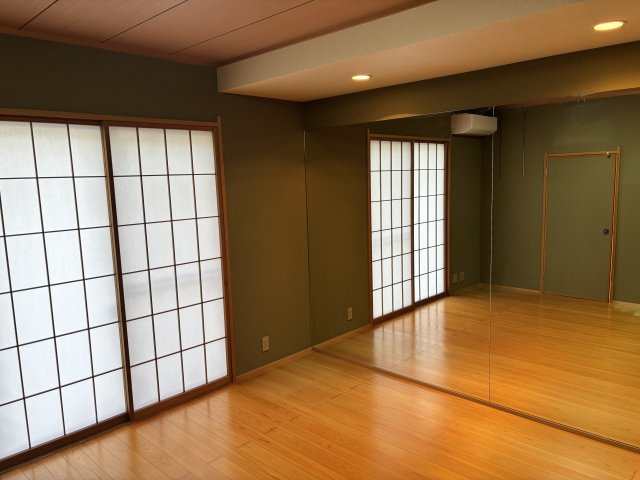 ブルーシャトーの洋室|壁1面鏡