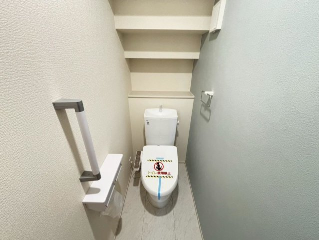 リーブルガーデン　本巣郡北方町加茂　全2区画分譲の独立洗面台|洗面化粧台 幅 750mm、軽く割れにくい洗面ボールと場所をとらないコンパクト設計の本体キャビネットです。
ミラー扉の内側は全て収納スペースです。リフトアップシャワーを採用し両手が自由に使えます