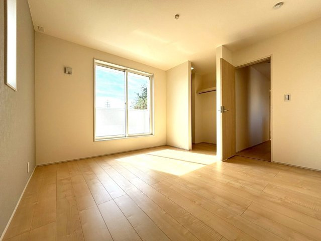 リーブルガーデン　本巣郡北方町加茂　全2区画分譲の寝室|すべての居室にはたっぷり収納できる大型のクローゼット、各室に２４時間換気システムを設置しています。
排気ファンから低風量で24時間強制排気し、家の中の空気をいつも新鮮に保ちます。
