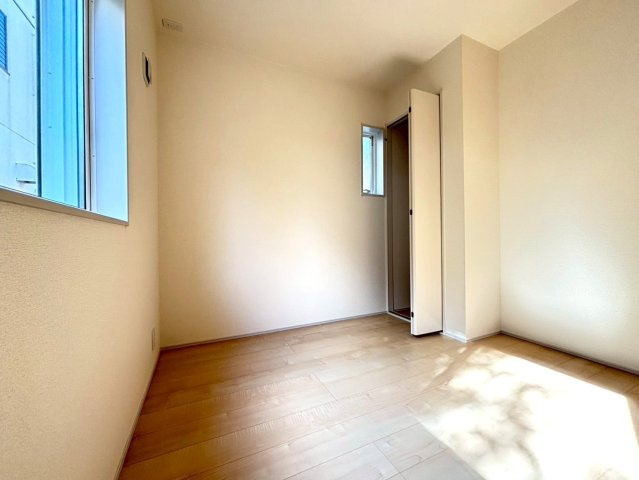 リーブルガーデン　本巣郡北方町加茂　全2区画分譲の洋室|全居室にたっぷり収納できる大型クローゼット、居室部分の窓ガラスには間に空気層を設けたペアガラスを採用。
高い断熱性と共にガラス面の結露対策にも効果を発揮します。