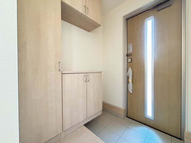 リーブルガーデン　本巣郡北方町加茂　全2区画分譲の玄関|【ピッキング防止機能付き玄関ドア錠】玄関ドアの鍵は上下に２つあり、内側の下段は脱着サムターンキー。
鍵を不正に開錠されても、もう１つの鍵でピッキングを防ぎます。防犯性の高い仕様になっています。