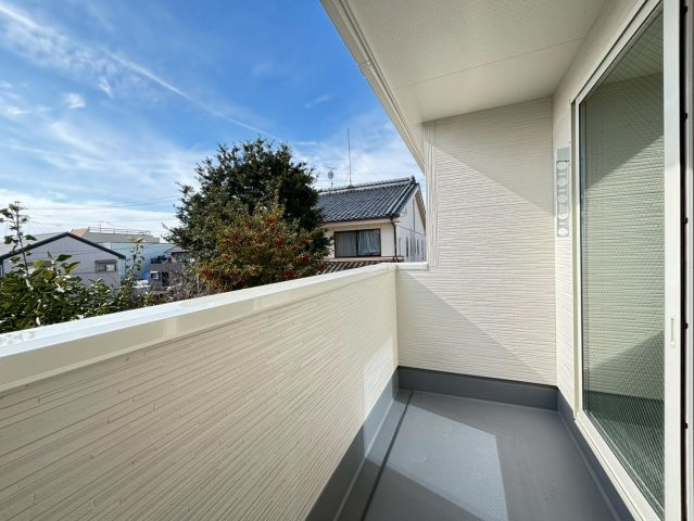 リーブルガーデン　本巣郡北方町加茂　全2区画分譲の玄関|大容量のシューズ収納付きで玄関周りもすっきり！玄関ドアからの光が玄関ホールを明るくしてくれます。