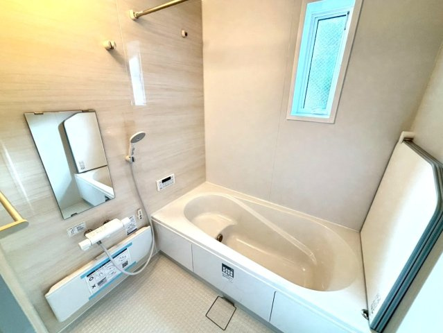 リーブルガーデン　本巣郡北方町加茂　全2区画分譲のキッチン|機能的で手入れがしやすいシステムキッチンでお掃除も楽々。蛇口は浄水器内蔵型で節湯CI対応水栓です。　
人造大理石カウンターやキッチンパネルなど明るくきれいにお使いいただけます。