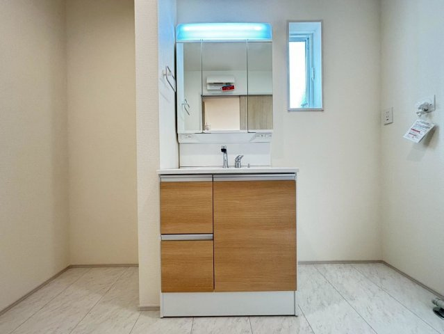 リーブルガーデン　本巣郡北方町加茂　全2区画分譲の浴室|明るく清潔感がある浴室。浴槽は環境にやさしい節水タイプ。浴槽内ステップで半身浴、親子入浴も安心です。
洗い場の床は乾きやすく滑りにくい快適仕様、水はけが良くカビの発生を軽減できます。
