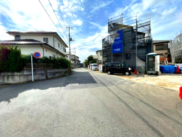 三島市谷田　新築戸建　全３棟　１号棟の前面道路含む現地写真