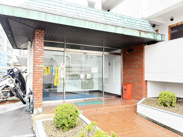 第4東個西新井マンション2号棟のエントランス