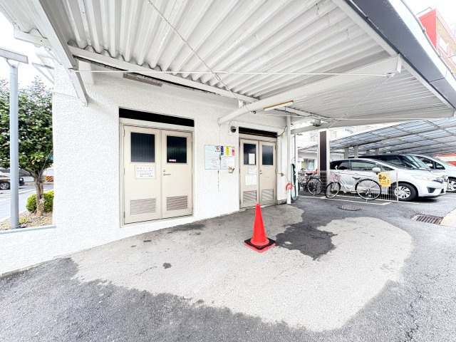 第4東個西新井マンション2号棟の駐車場