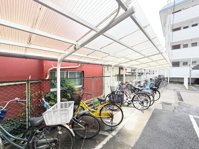 第4東個西新井マンション2号棟の駐輪場