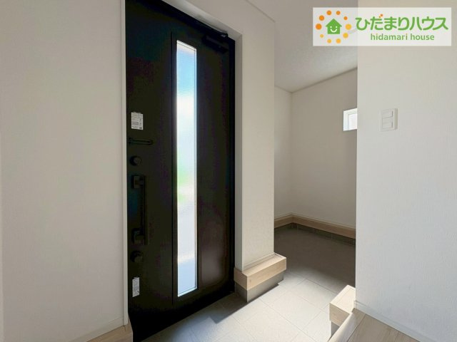 日立市久慈町第25　新築戸建　2号棟の玄関|玄関がひろいので親子で並んで仲良く靴が履けますね(^^)/