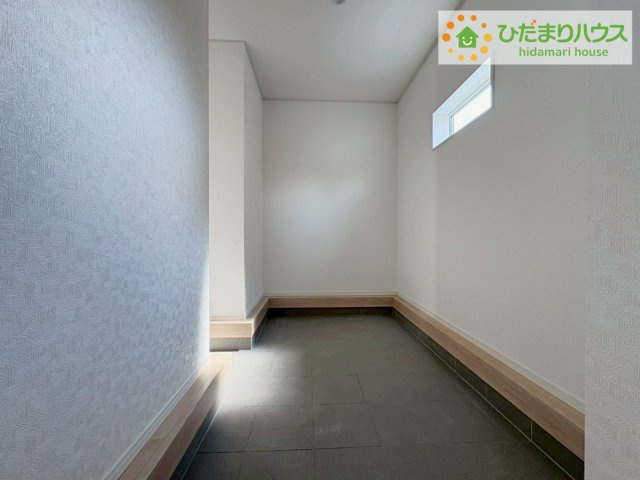 日立市久慈町第25　新築戸建　2号棟のその他|シューズインクローゼットは、靴以外にもゴルフバックやベビーカーを置くことができ、 散らかりがちな玄関もスッキリします。