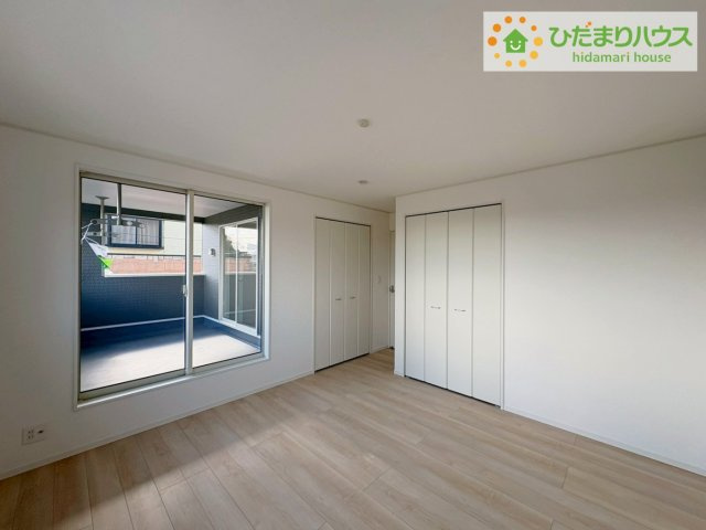 日立市久慈町第25　新築戸建　2号棟の洋室|バルコニーに面していて、たっぷり光りの入る明るい主寝室です！