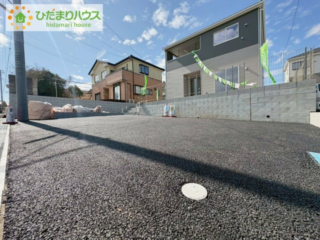 日立市久慈町第25　新築戸建　2号棟の駐車場|ゆったりとしたカースペースで、ファミリーカーや軽自動車もラクラク駐車出来ますね♪