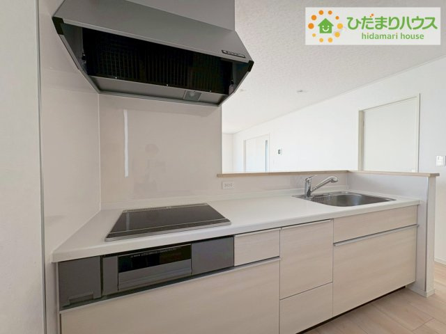 日立市久慈町第25　新築戸建　2号棟のキッチン|3口コンロでお料理する時間も短くなりそうですね(*‘∀‘)