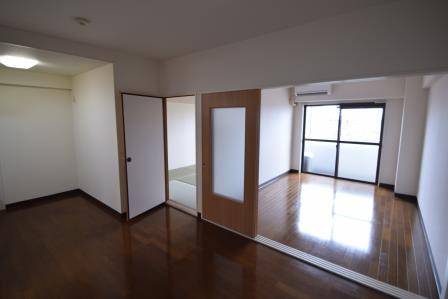 アフィニス原木の寝室|明るい室内