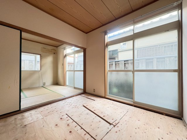 【洋室】 | ※リフォーム中の写真となります。