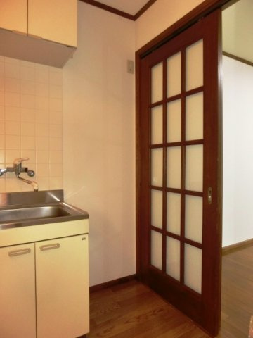 【内装】 | ミモザハウス | キッチン横に冷蔵庫置き場。 （※参考写真）