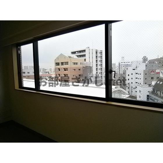 小宮ビルの居間・リビング|一面窓