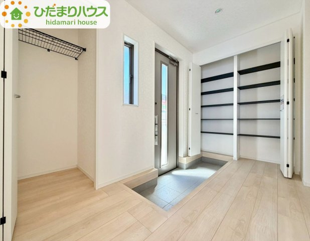 野田市七光台第19　新築戸建　1号棟の玄関|小窓のある明るい玄関は、家の第一印象を決める大切な空間ですね(*´▽｀*)