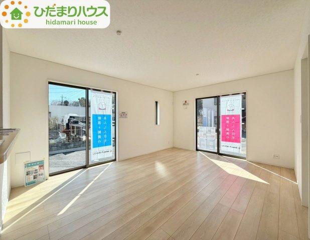 野田市七光台第19　新築戸建　1号棟の居間・リビング|窓が多いリビングは、光が部屋の隅々まで回り、圧倒的な開放感と清潔感を感じられる空間ですね♪