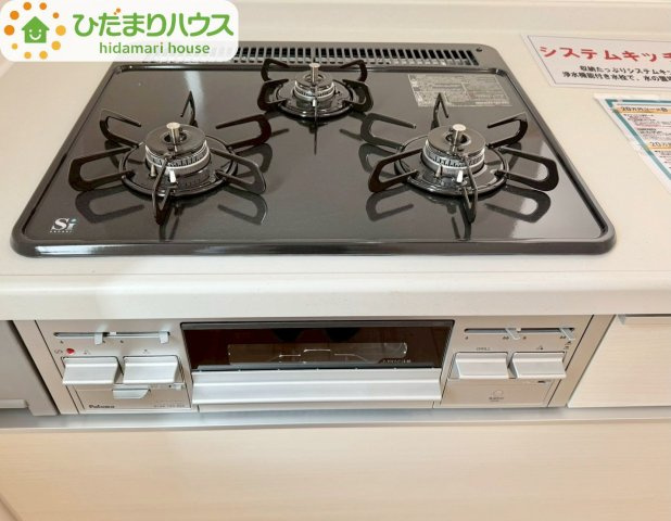 野田市七光台第19　新築戸建　1号棟のキッチン|3口コンロと収納豊富なキッチンで、ママの毎日のお料理もはかどります☆							
