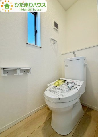 野田市七光台第19　新築戸建　1号棟のトイレ|小窓が付いているので、トイレも明るい空間になっております♪							
