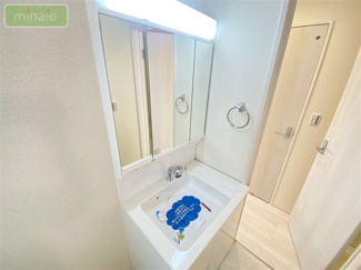 【独立洗面台】 | 屋上バルコニー付き　コンビニ3分　屋上バルコニー付き　南葛西　2号棟 | 三面鏡の裏や下段にも収納スペースが豊富♪同タイプ
