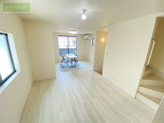 【居間・リビング】 | 屋上バルコニー付き　コンビニ3分　屋上バルコニー付き　南葛西　2号棟 | 広々リビングでゆとりの住空間♪ご家族と過ごすのにピッタリです♪同タイプ