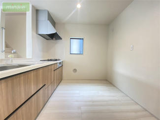 【収納】 | 屋上バルコニー付き　コンビニ3分　屋上バルコニー付き　南葛西　2号棟 | キッチン横にあって嬉しいパントリー♪キッチン周りの整頓に役立ちます！！同タイプ